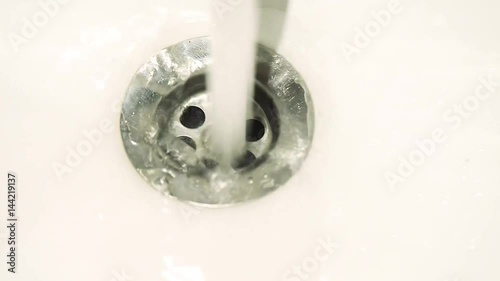 Agua cayendo por un desagüe.