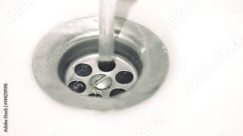 Agua cayendo por un desagüe.