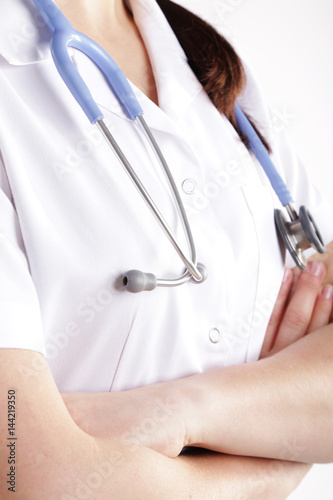 Kobieta lekarz na biały tle ze stetoskopem 