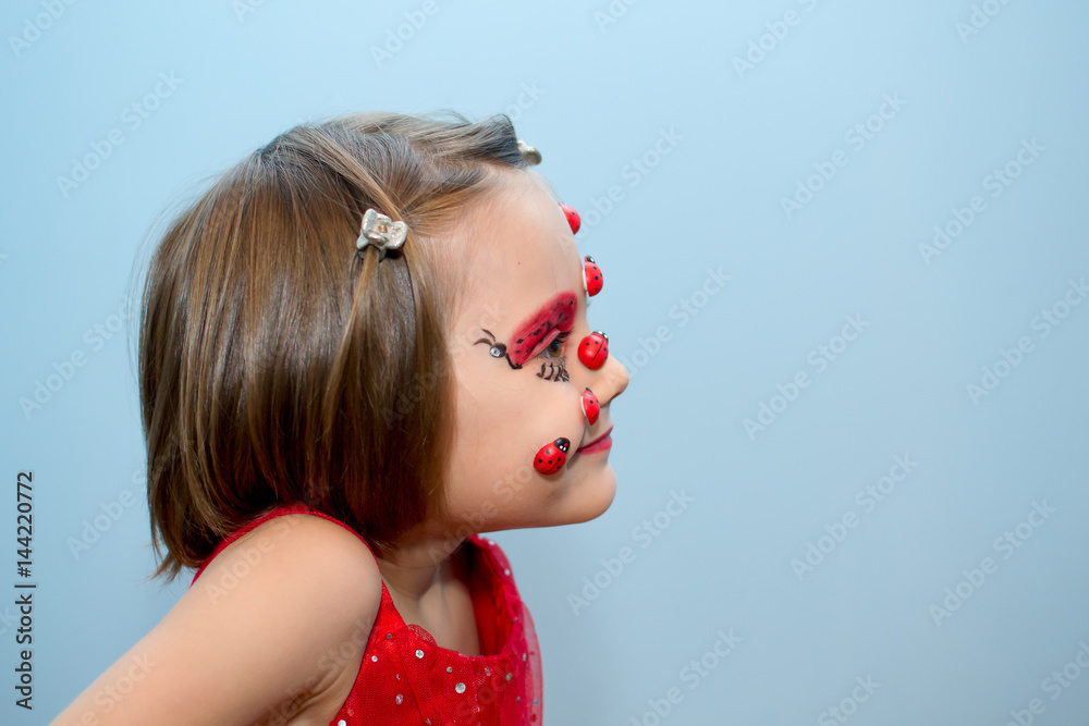 Naklejka premium Little girl with ladybug face paint