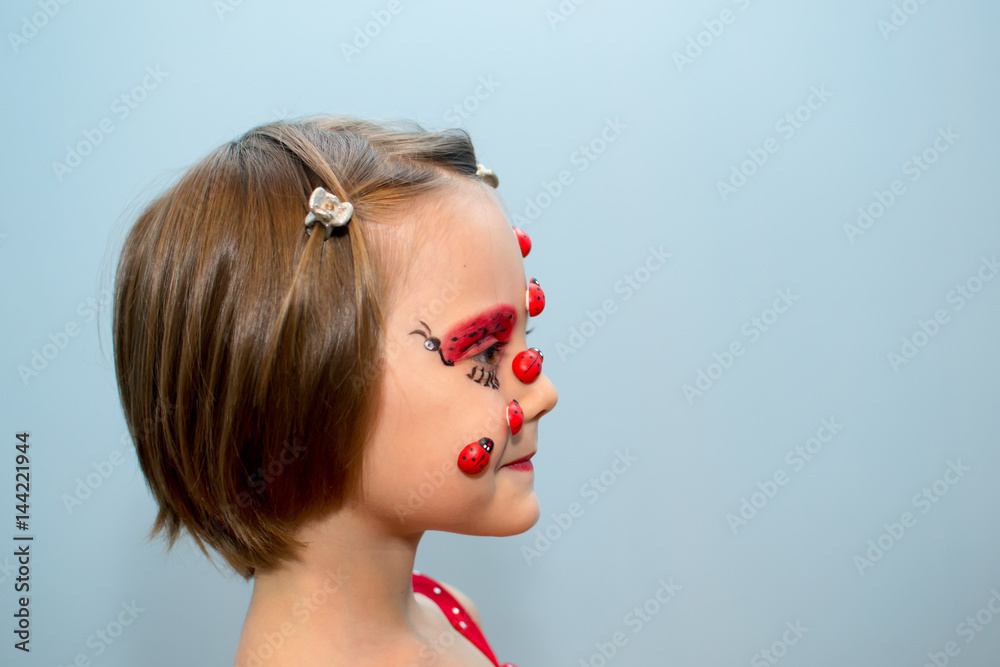 Naklejka premium Little girl with ladybug face paint
