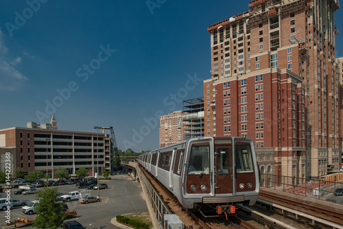 Canvas-taulu Washington DC Metro train leaving Eisenhower Avenue station.