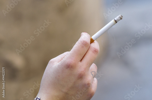 giovane fumatrice