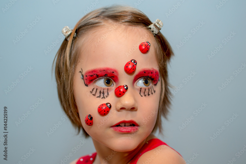 Naklejka premium Little girl with ladybug face paint