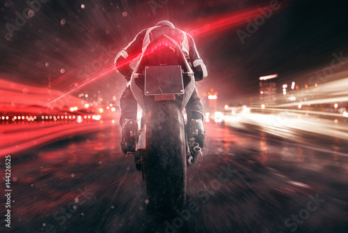 Motorrad fährt abends in der Stadt