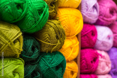 Photo closeup of colorful wool yarn balls
