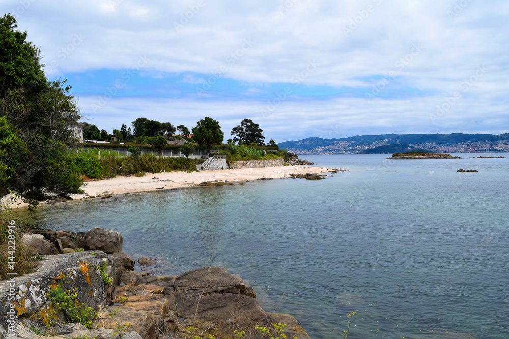 Fototapeta premium The Praia dos Alemans ou do Solano on the Bay of Vigo in Cangas, Galicia, Spain