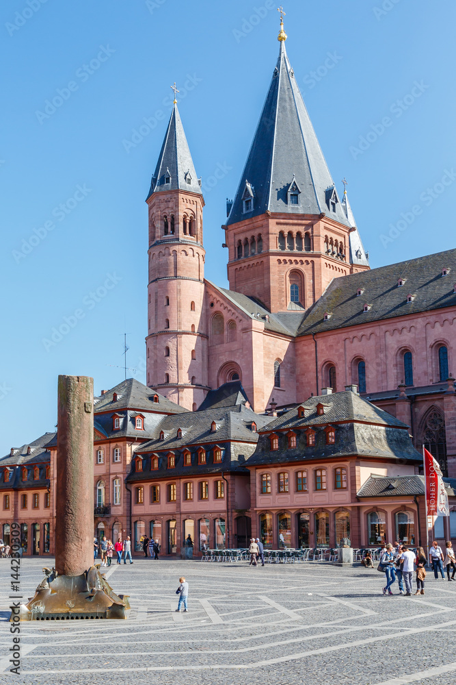 Mainz, Markt mit Heunensäule (links) und Dom. April 2017.