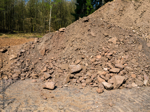 Erdaushub mit großen Steinen photo