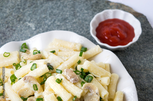 Macaroni pasta with onion sliced rolls