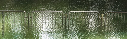 Ограда в воде