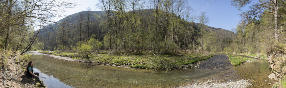 Panorama Frau in der Raabklamm, Raab, Steiermark, Österreich Panorama Frau in der Raabklamm, Raab, Steiermark, Österreich