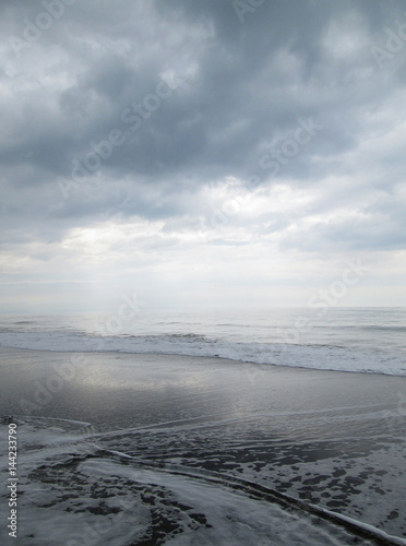 Mare con cielo annuvolato in Toscana.