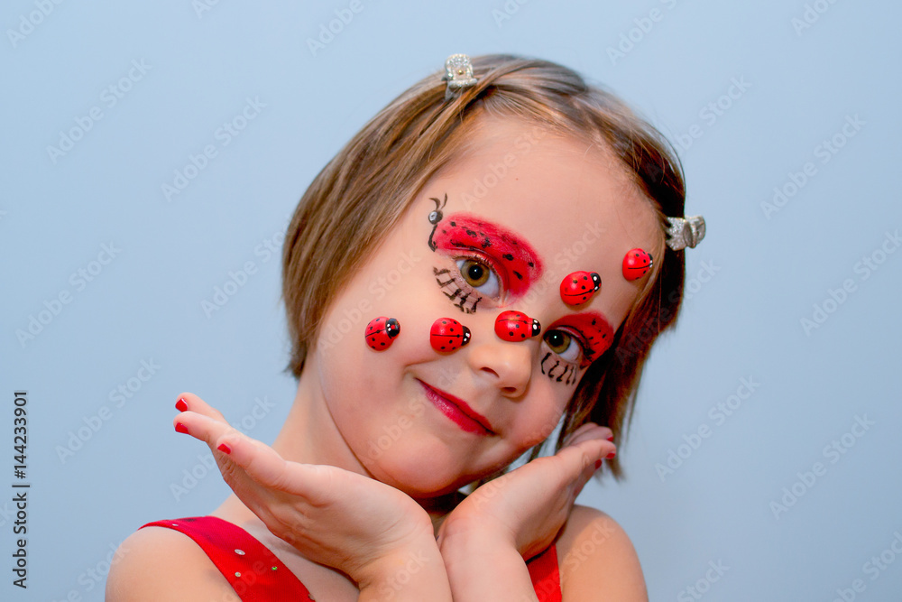 Naklejka premium Little girl with ladybug face paint