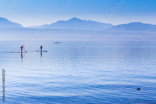 Fototapeta Naklejka Na Ścianę i Meble -  Stand up paddle sur le lac Léman