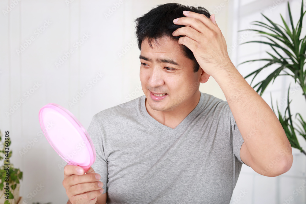 ヘアーセットをしている男性
