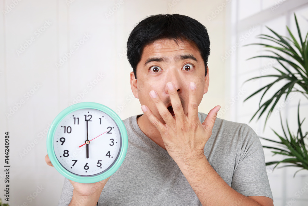 驚いた表情の男性
