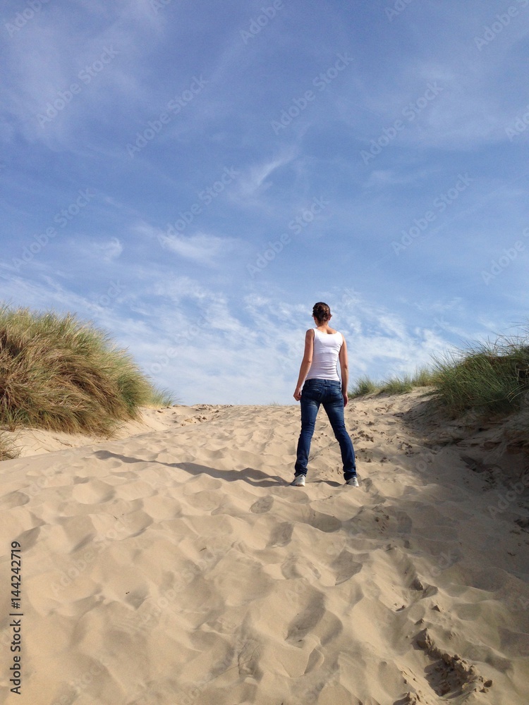 Frau auf Stranddüne am Strand