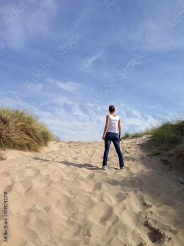 Obraz na płótnie Frau auf Stranddüne am Strand w salonie
