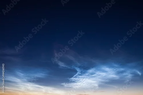 Fototapeta Noctilucent chmury na nocnym niebie