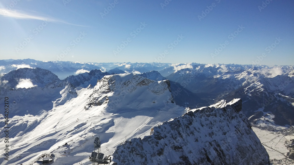 Obraz premium The highest point of Germany oversees many peaks of the Alps on both German and Austrian sides.
