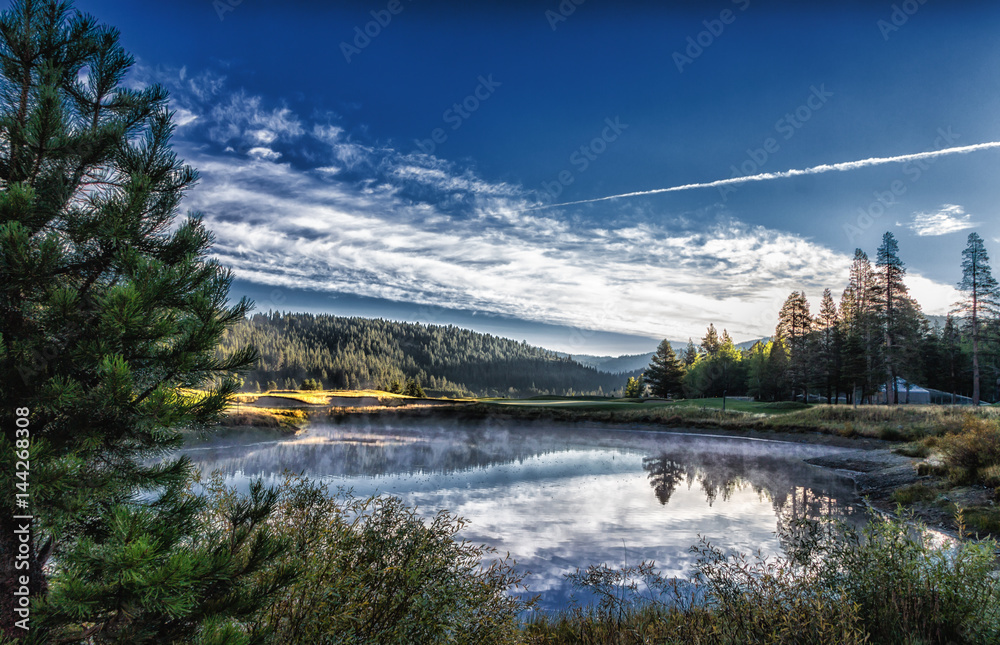 Fototapeta premium Mountain Lake in the Sierra Nevada Mountains