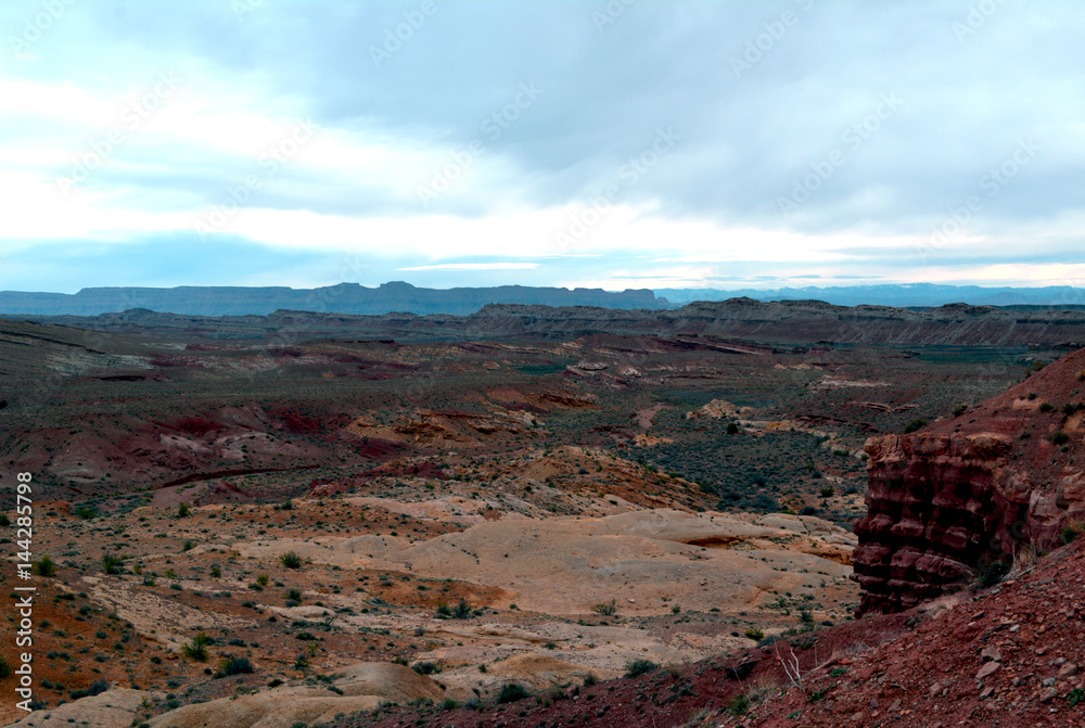 Fototapeta premium Silent City and Cliff/Cliffs looking down over rocky desert