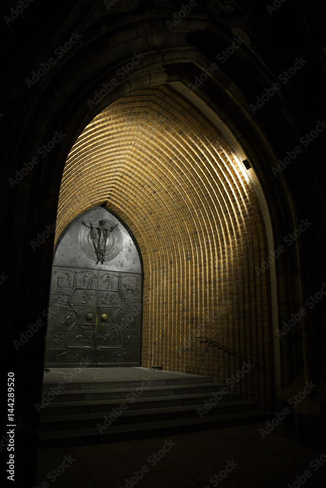 Eingang zur Marktkirche in Hannover bei Nacht