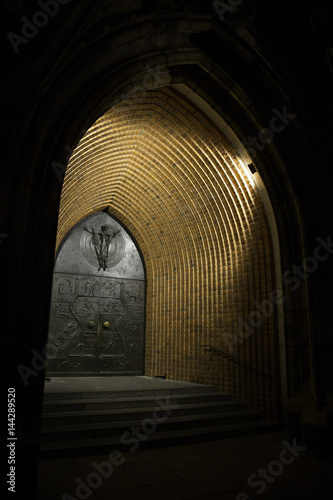 Eingang zur Marktkirche in Hannover bei Nacht