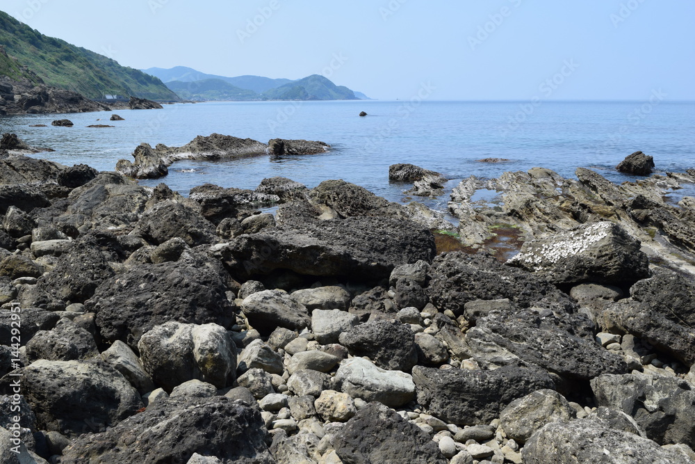 庄内海岸 ／ 奇岩怪石の磯が続く、山形県庄内海岸の岩場風景です。