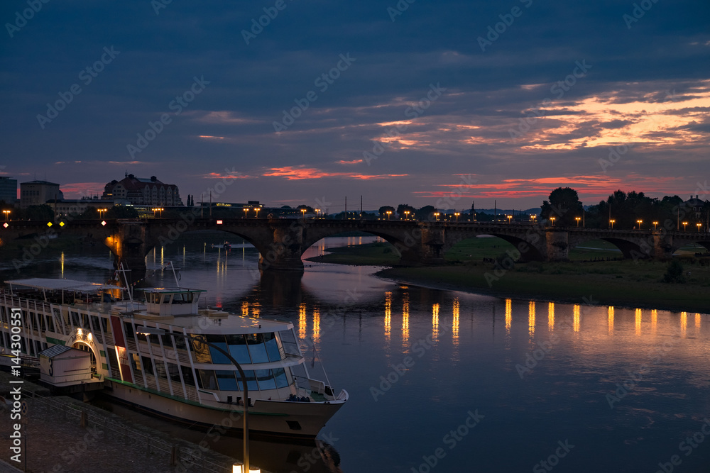 Nachts an der Elbe