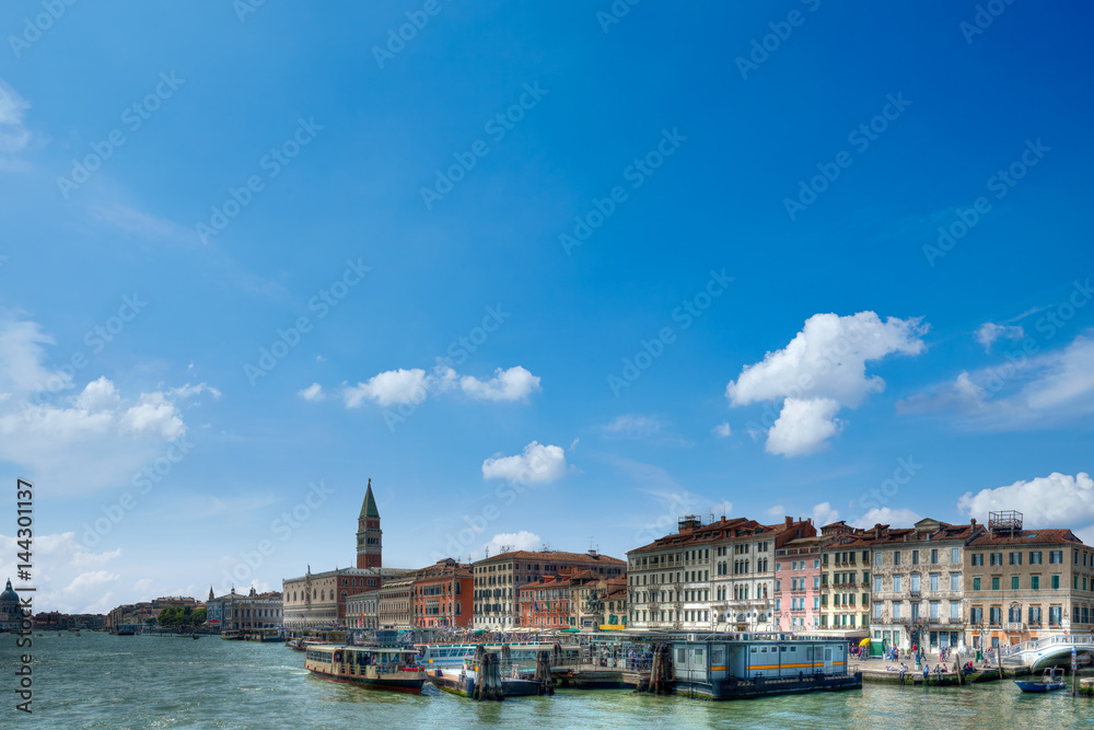 Panoramafoto von Venedig mit Schiffen und Booten am Hafen