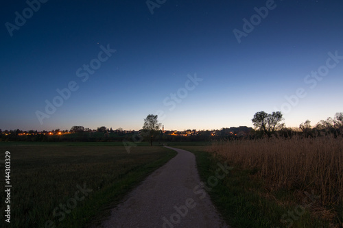 Weg am Chiemsee am Abend  Byern in Deutschland