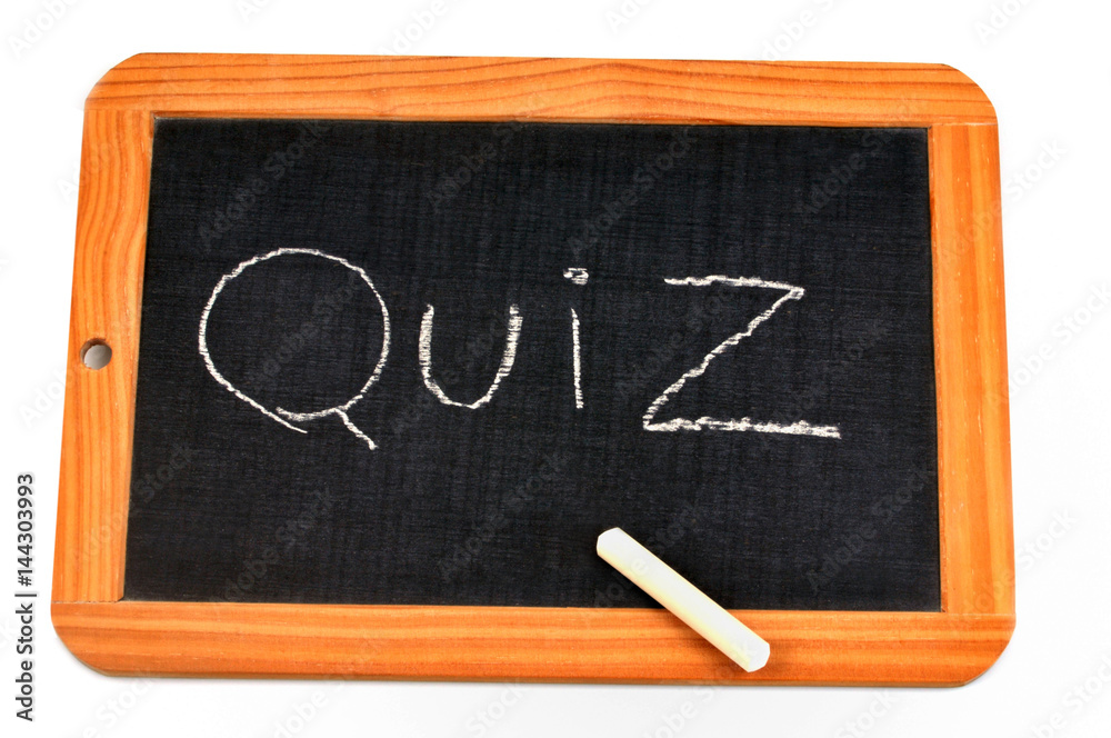 Le mot quiz écrit sur une ardoise