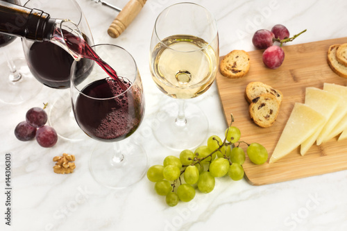 Фотография Red and white wine, cheese, bread and grapes at tasting