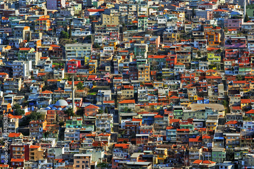 Fotografie The colorful houses of the slum on a hill in Izmir, near Kadifekale