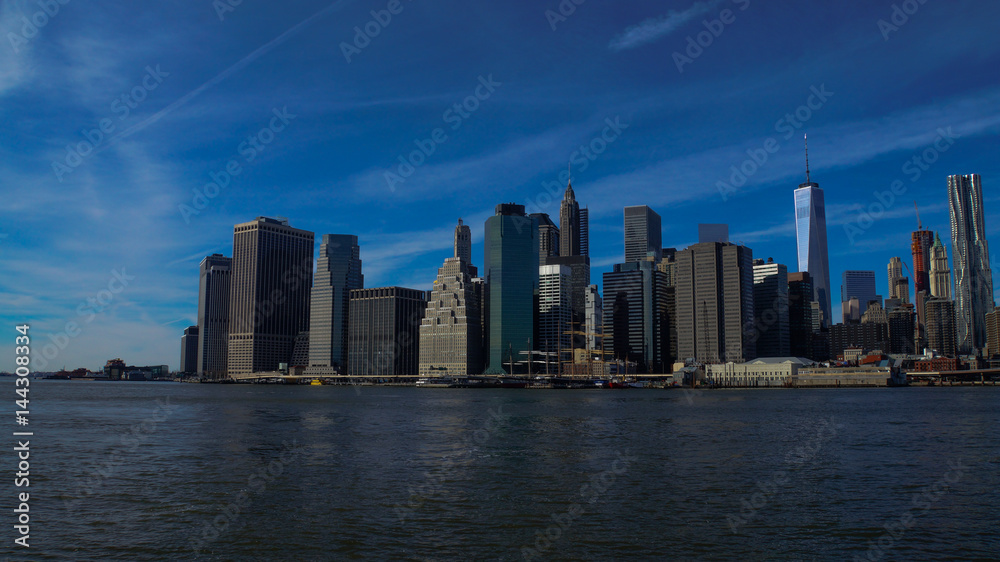 Fototapeta premium Downtown Manhattan Skyline von Brooklyn aus mit Hudson River