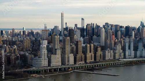Luftaufnahme von New York City   ber dem Hudson River