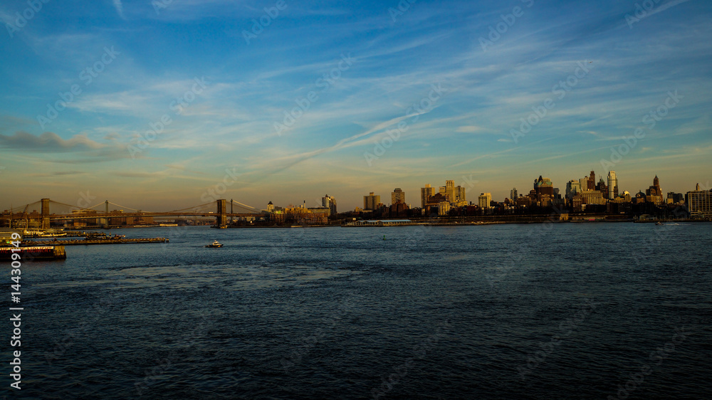 Malerischer Himmel beim Sonnenuntergang auf der Staten Island Ferry in New York City