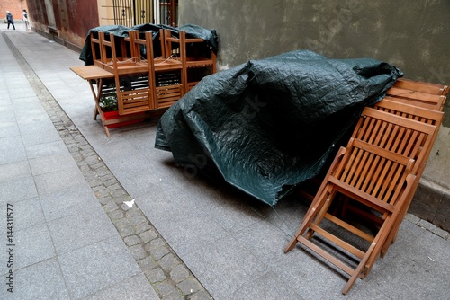 Obraz na płótnie tables and chairs morning before the opening of the cafe w salonie
