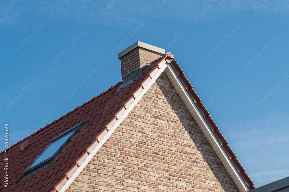 Dach mit Schornstein und Dachfenster
