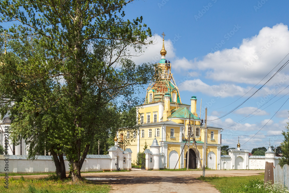 Церковь Петра и Павла и восточные ворота в Никольском женском монастыре в Переславль-Залесском