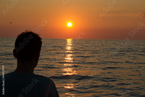 Sonnenuntergang am Meer mit Jungen