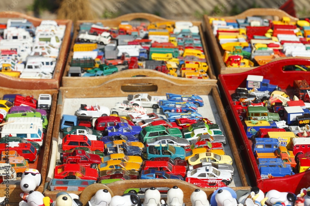 Fototapeta premium Alte Speilzeugautos auf einem Flohmarkt