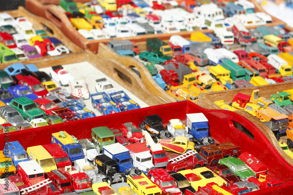 Fototapeta premium Alte Speilzeugautos auf einem Flohmarkt