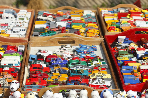 Alte Speilzeugautos auf einem Flohmarkt © detailfoto