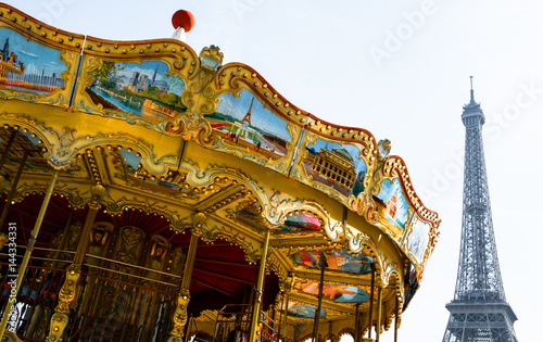 paris tour eiffel carrousel manège tourisme touriste visiter capitale france ville cliché parisien