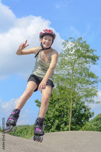 Obraz na płótnie junges Mädchen mit Inline-Skates