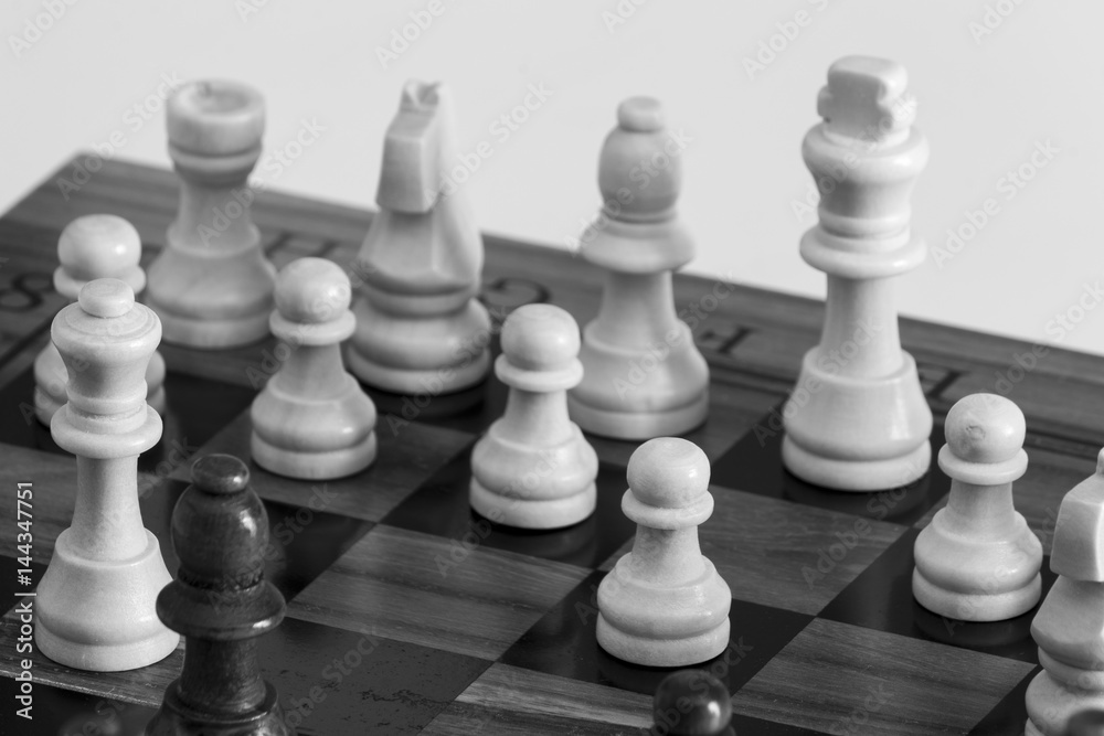 Scacchi fotografati su una scacchiera