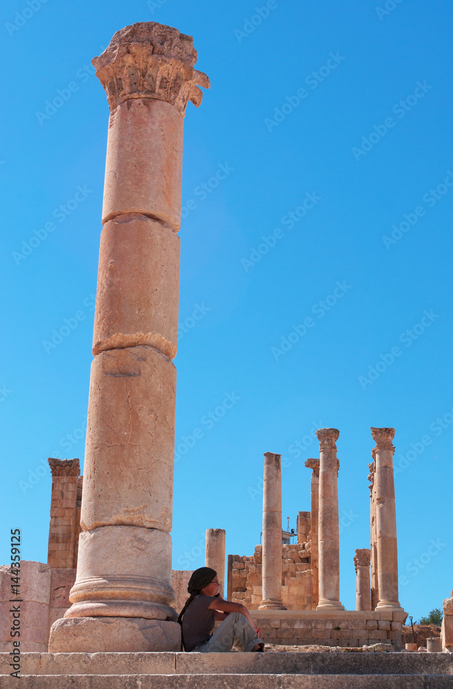 Giordania, 04/10/2013: le colonne corinzie del tempio di Zeus, costruito nel 162 dC a Jerash, l'antica Gerasa, uno dei più grandi e meglio conservati siti di architettura romana al mondo
